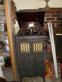 Antique Crank Victrola.JPG.jpg (104793 bytes)