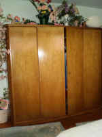 wood wardrobe.jpg (109619 bytes)