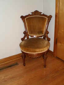 Walnut Victorian Chair.jpg (66550 bytes)