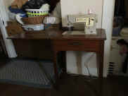 singer sewing machine.jpg (298358 bytes)