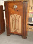 antique console radio.jpg (51093 bytes)