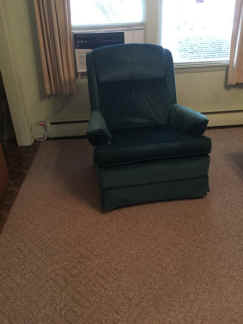 blue chair.jpg (79535 bytes)