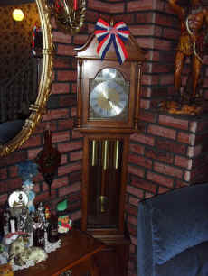 Grandfathers Clock.JPG (86465 bytes)