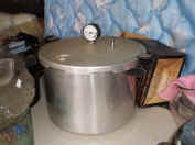 pressure cooker2.jpg (67526 bytes)